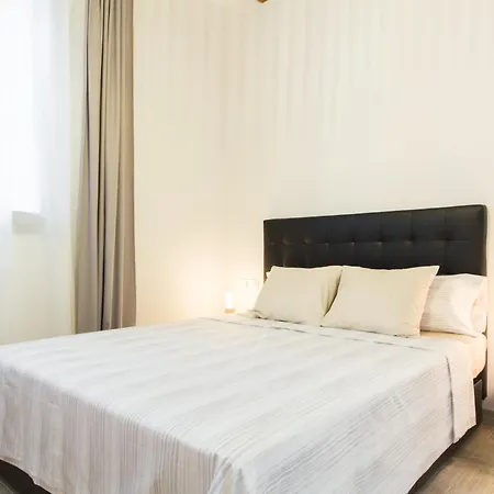 Novus Homes Sants 아파트
